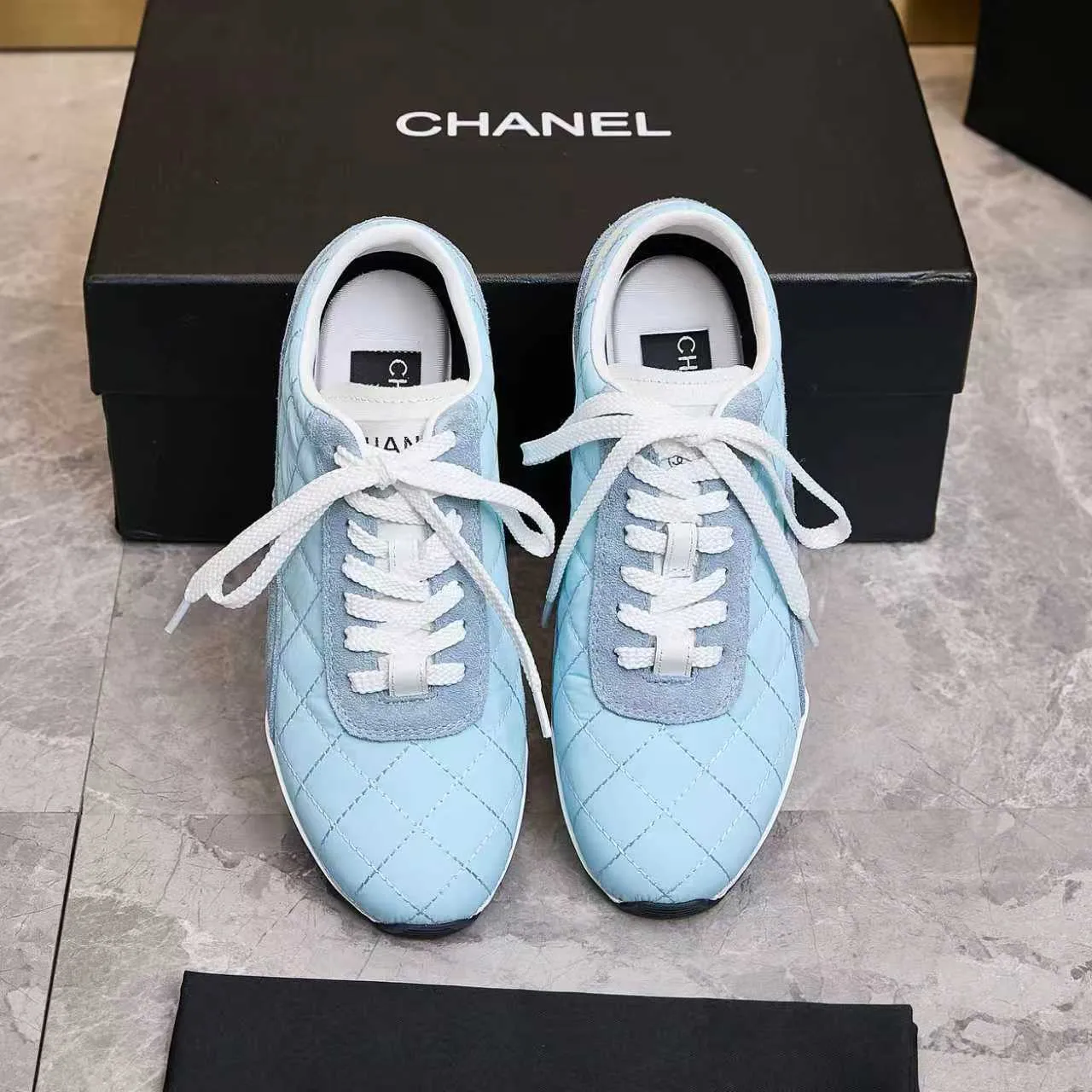 p560 Chanel Chanel - 2025 counter top casual sports shoes This classic design; the upper is electro-embroidered with a variety of techniques; the outsole is fashionable and sporty; the extraordinary inclusion of a variety of color matching elements... The diversified mix and match is very good-looking and versatile, casual, fashionable, sports and outdoor can be taken into account... ꫛꫀꪝ Go➫ Material: ❶Upper made of: original imported high silk cowhide suede ❷Inner use: Original imported breathable mesh ❸ Outsole based on: Original TPU combination outsole Counter boutique packaging complete set Female 35–41 Male 38-46